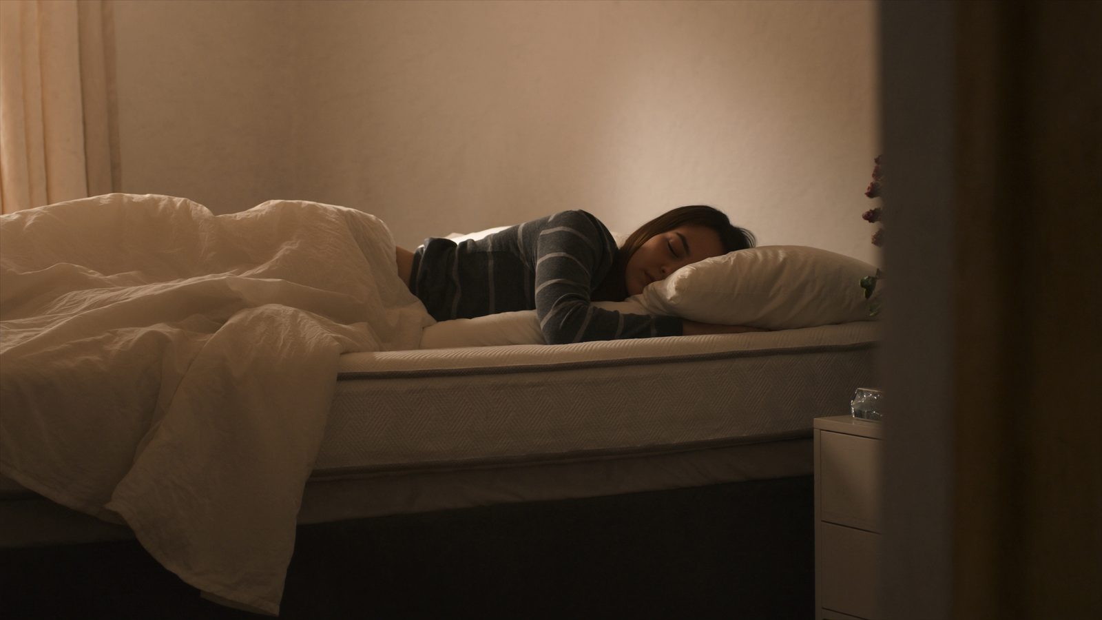 Almohadas personas duermen boca arriba